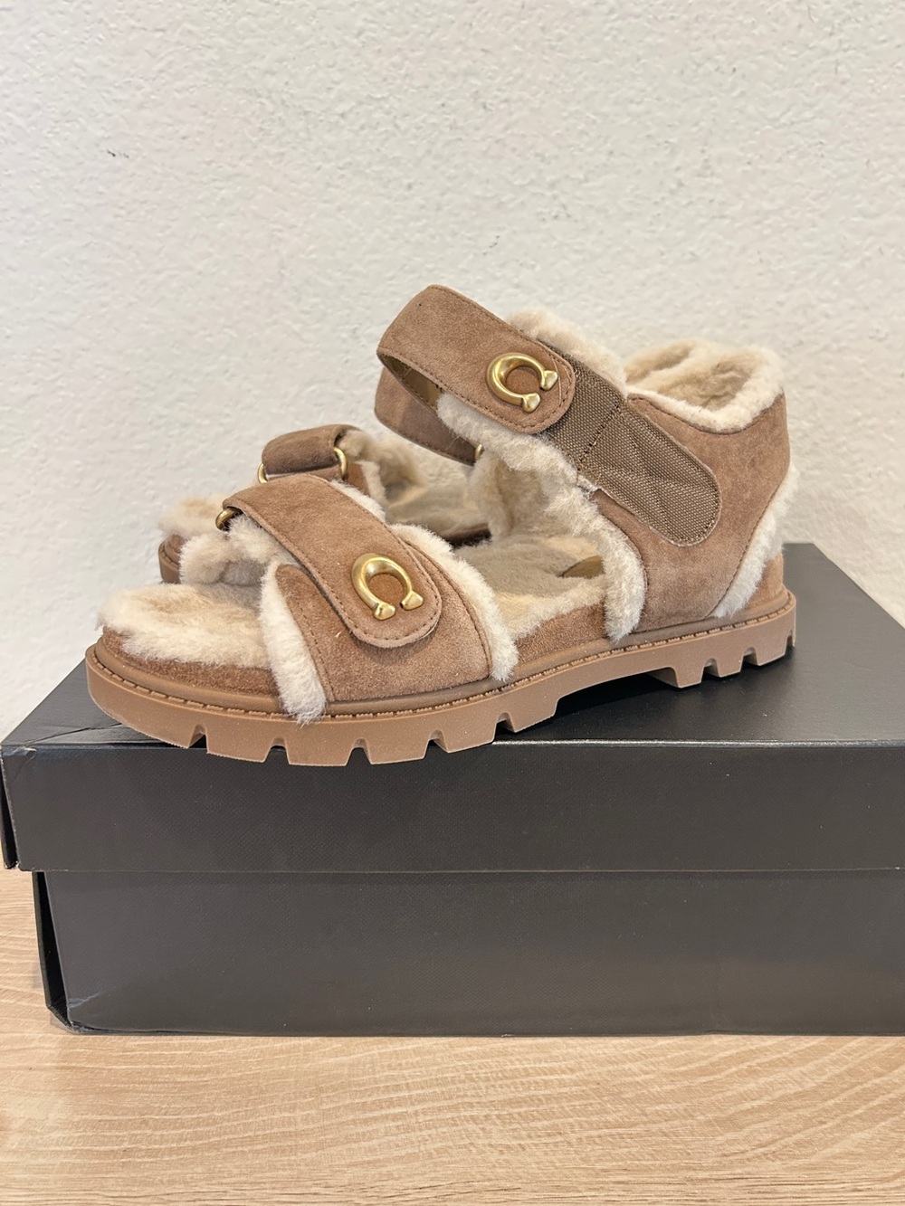NIB COACH Women's Brynn Round Toe Shearling Sandals, Size 7, $225 Retail
